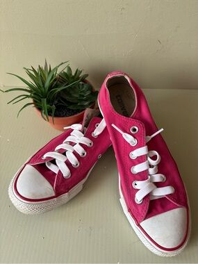 Converse Pink Low Top Sneakers kids size 5.5